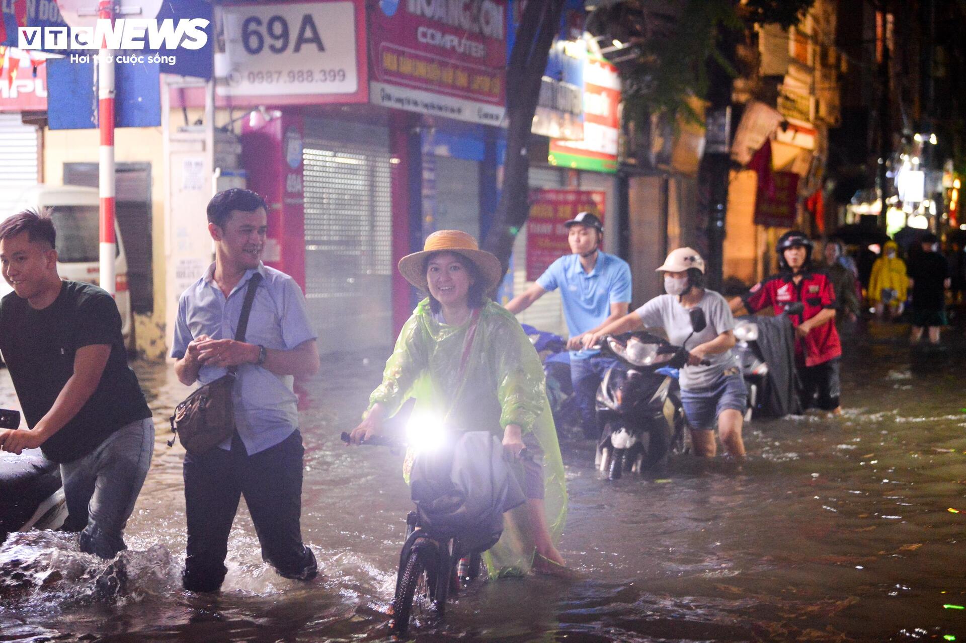 Nước ngập lút bánh xe, người Hà Nội dò dẫm tìm đường về nhà - Ảnh 17.