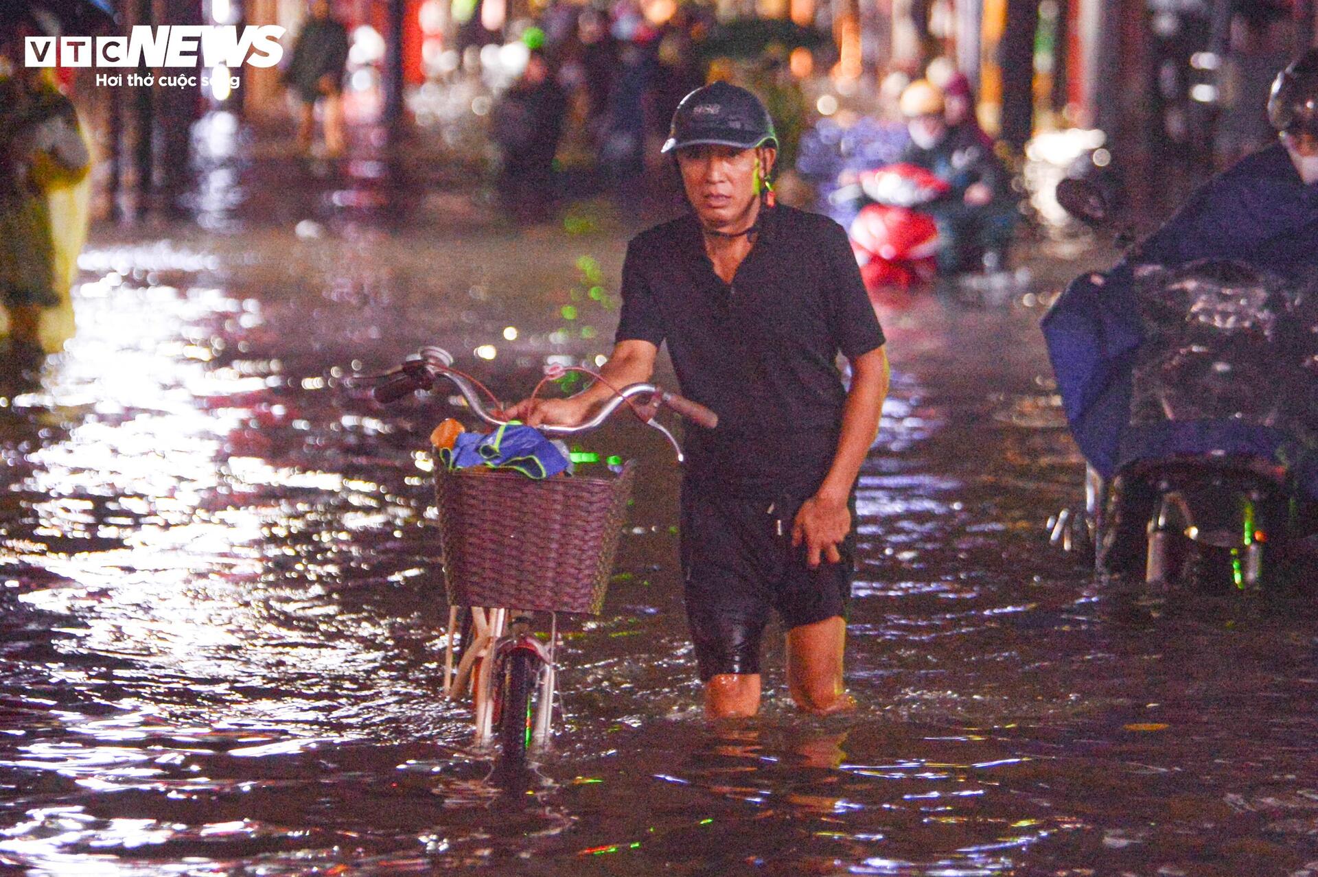 Nước ngập lút bánh xe, người Hà Nội dò dẫm tìm đường về nhà - Ảnh 16.