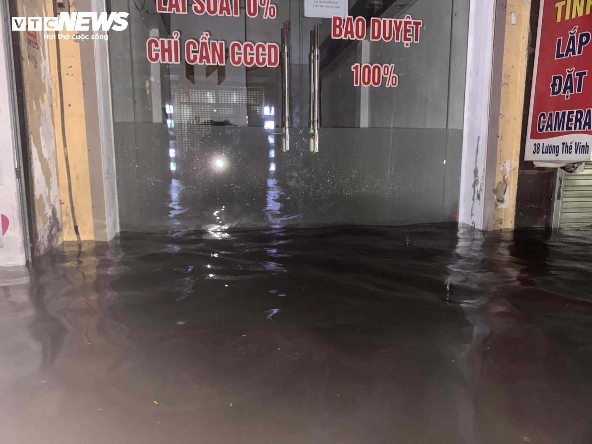 Nước ngập lút bánh xe, người Hà Nội dò dẫm tìm đường về nhà - Ảnh 12.