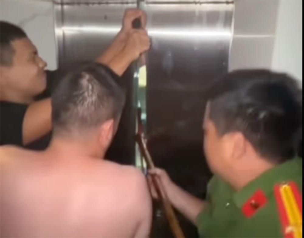 Hà Nội: Giải cứu người phụ nữ mắc kẹt trong thang máy ngập nước dưới hầm tòa nhà - Ảnh 1.