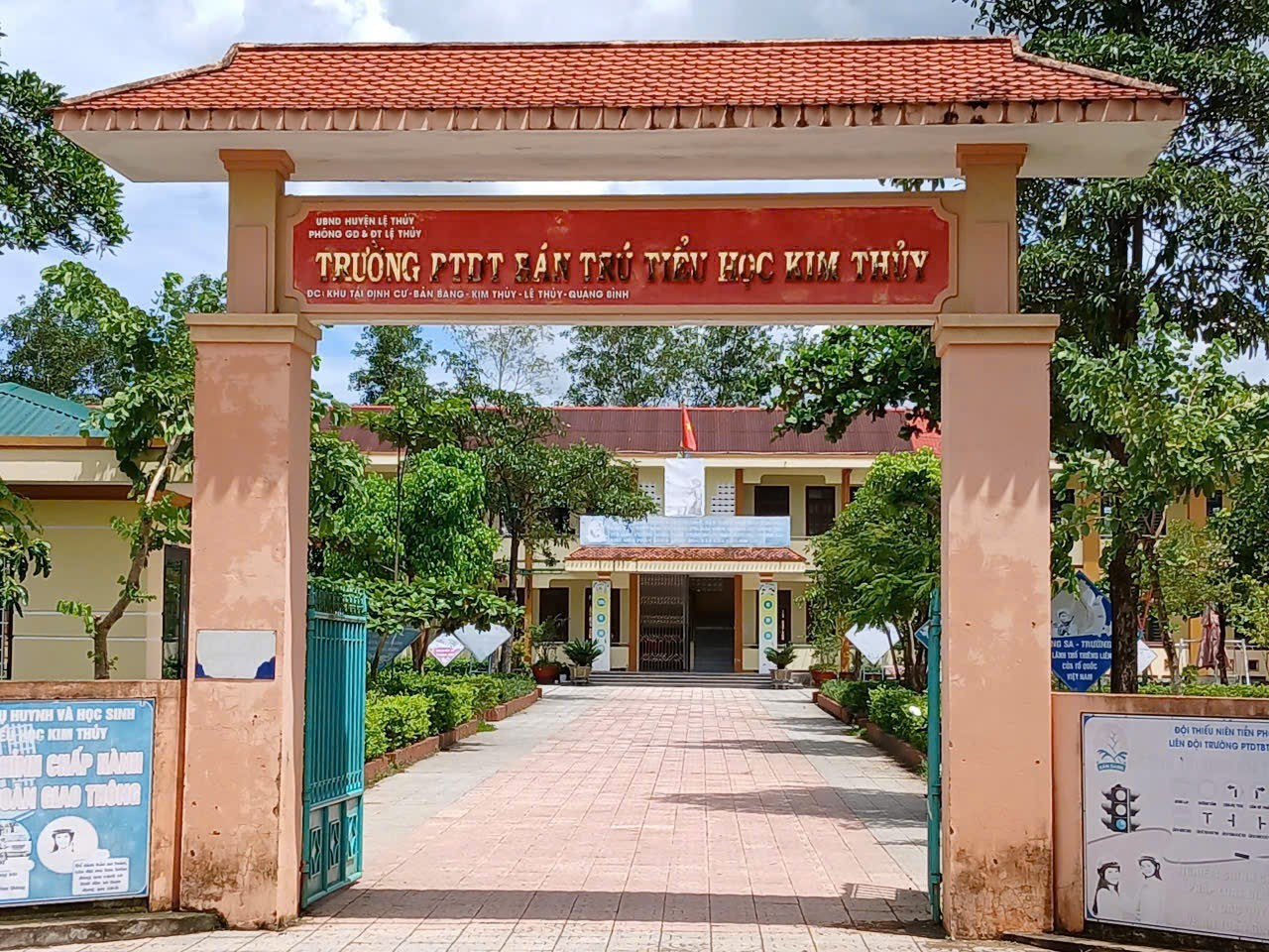 Sau vụ ngộ độc tập thể, học sinh đồng loạt nghỉ học ‘tẩy chay’ phó hiệu trưởng - Ảnh 1.