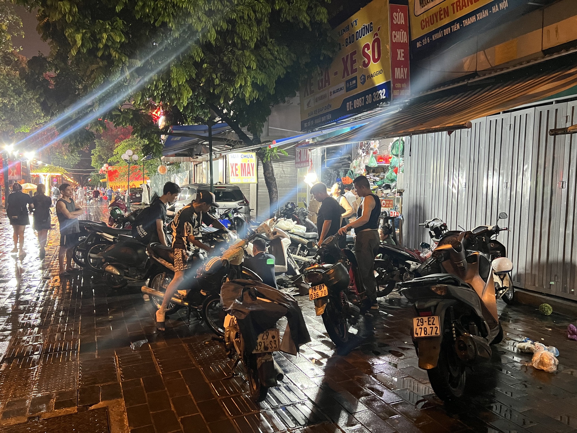 Nơi đông nhất Hà Nội lúc này - Ảnh 2.