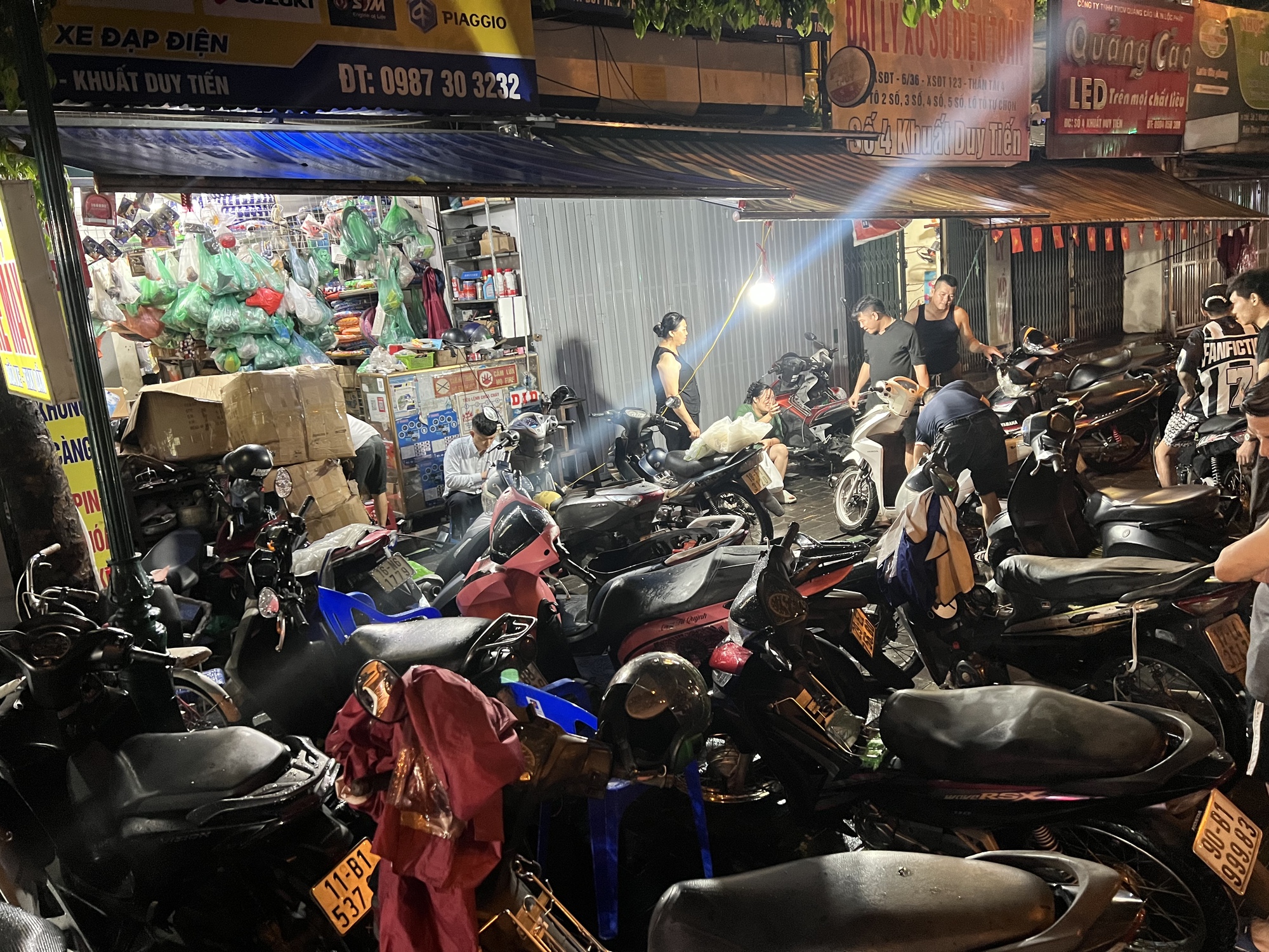 Nơi đông nhất Hà Nội lúc này - Ảnh 3.