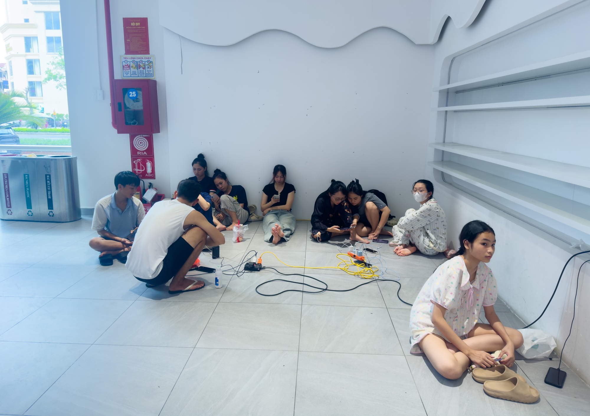 Sau bão số 10, trung tâm thương mại và quán cà phê ở Nghệ An kín chỗ vì giới trẻ đổ xô sạc điện thoại- Ảnh 1.