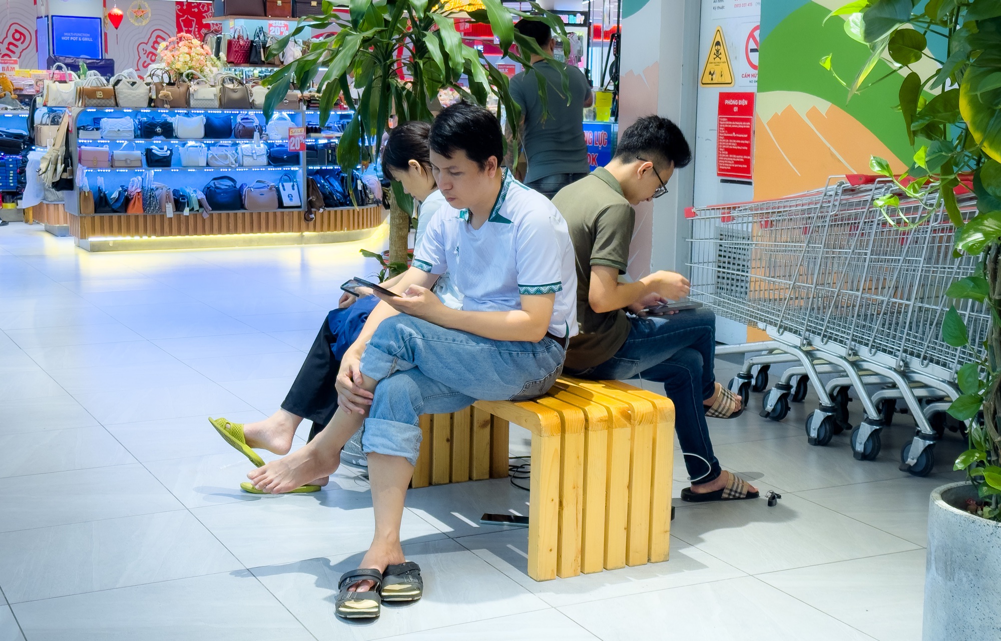 Sau bão số 10, trung tâm thương mại và quán cà phê ở Nghệ An kín chỗ vì giới trẻ đổ xô sạc điện thoại- Ảnh 5.