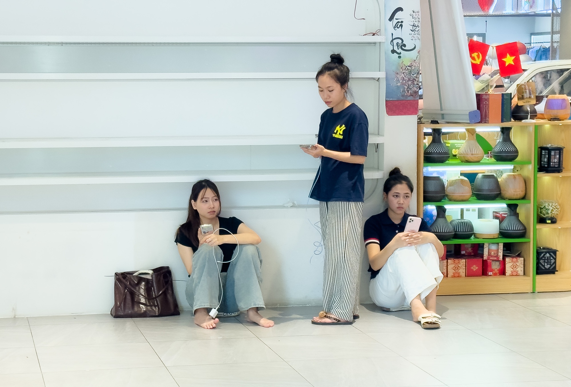 Sau bão số 10, trung tâm thương mại và quán cà phê ở Nghệ An kín chỗ vì giới trẻ đổ xô sạc điện thoại- Ảnh 9.