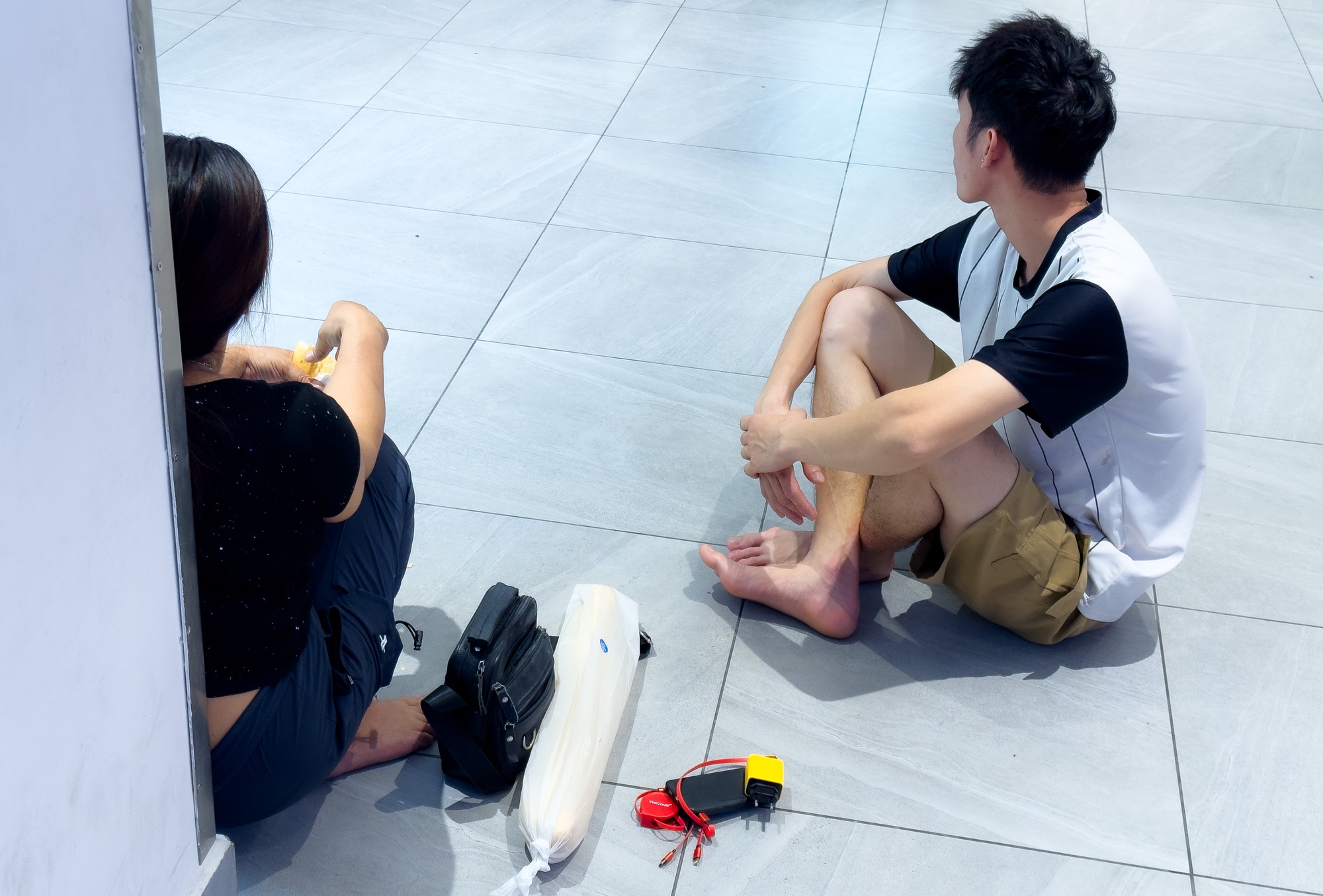 Sau bão số 10, trung tâm thương mại và quán cà phê ở Nghệ An kín chỗ vì giới trẻ đổ xô sạc điện thoại- Ảnh 8.