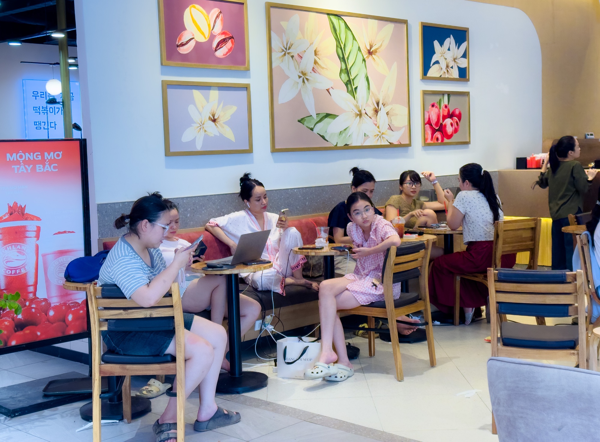 Sau bão số 10, trung tâm thương mại và quán cà phê ở Nghệ An kín chỗ vì giới trẻ đổ xô sạc điện thoại- Ảnh 15.