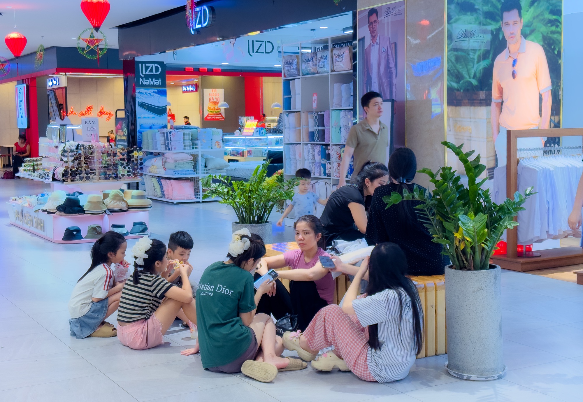 Sau bão số 10, trung tâm thương mại và quán cà phê ở Nghệ An kín chỗ vì giới trẻ đổ xô sạc điện thoại- Ảnh 13.