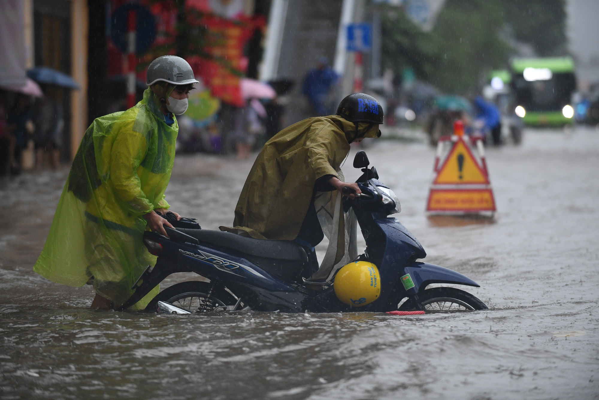 Phó tổng Đỗ Quang Vinh xắn quần lội ra ô tô trong ngày Hà Nội Phó tổng Đỗ Quang Vinh xắn quần lội ra ô tô trong ngày Hà Nội