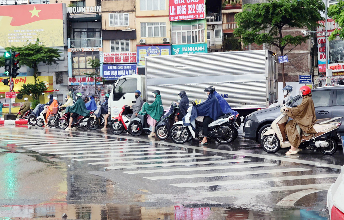 Hà Nội: Xe máy qua điểm ngập bằng xe ba gác giá 150-200 nghìn đồng/lượt - Ảnh 11.