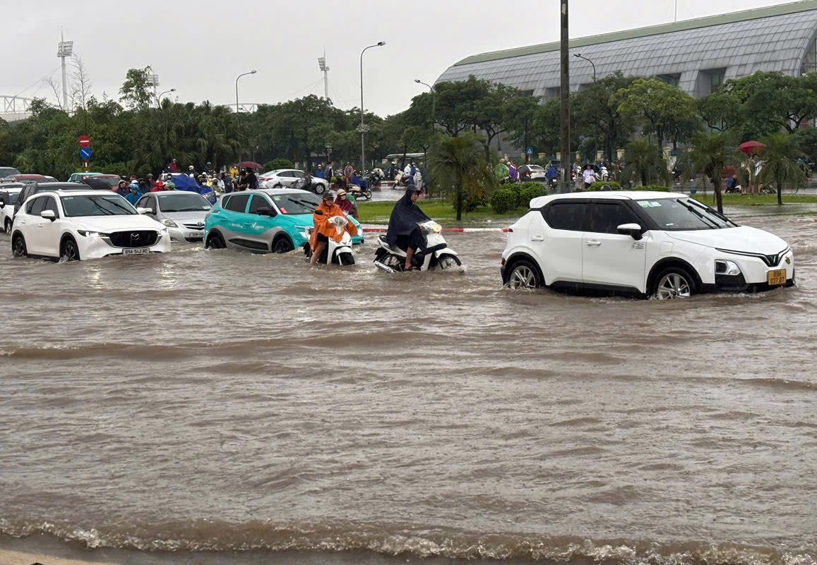 Hà Nội: Xe máy qua điểm ngập bằng xe ba gác giá 150-200 nghìn đồng/lượt - Ảnh 9.