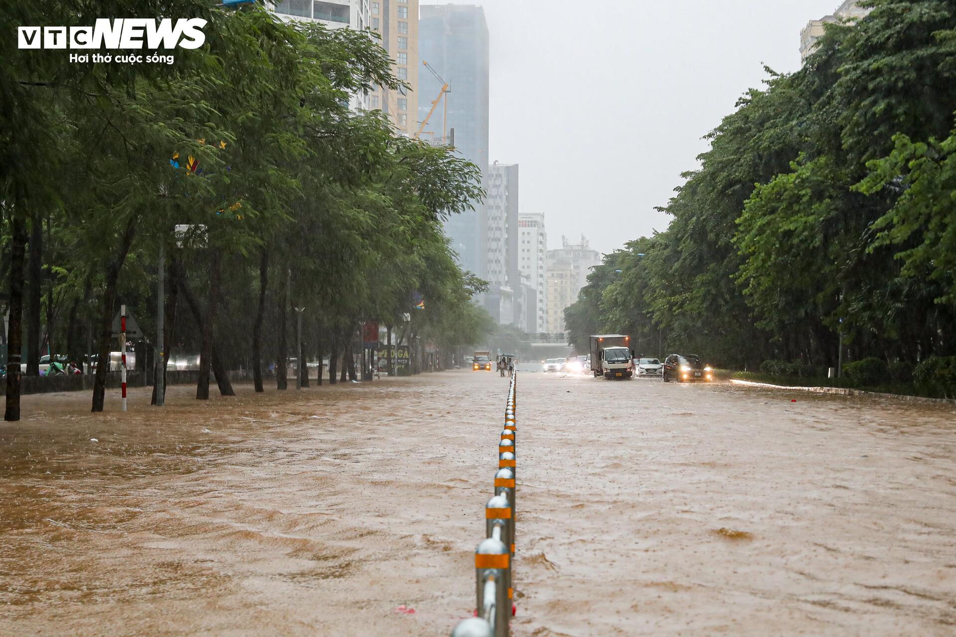 Nước ngập lút bánh xe, người Hà Nội dò dẫm tìm đường về nhà - Ảnh 31.