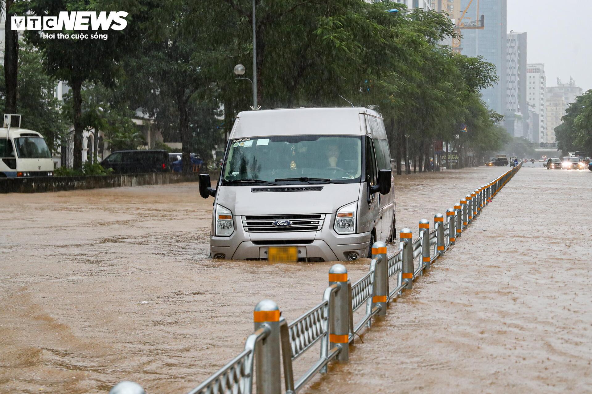 Nước ngập lút bánh xe, người Hà Nội dò dẫm tìm đường về nhà - Ảnh 27.