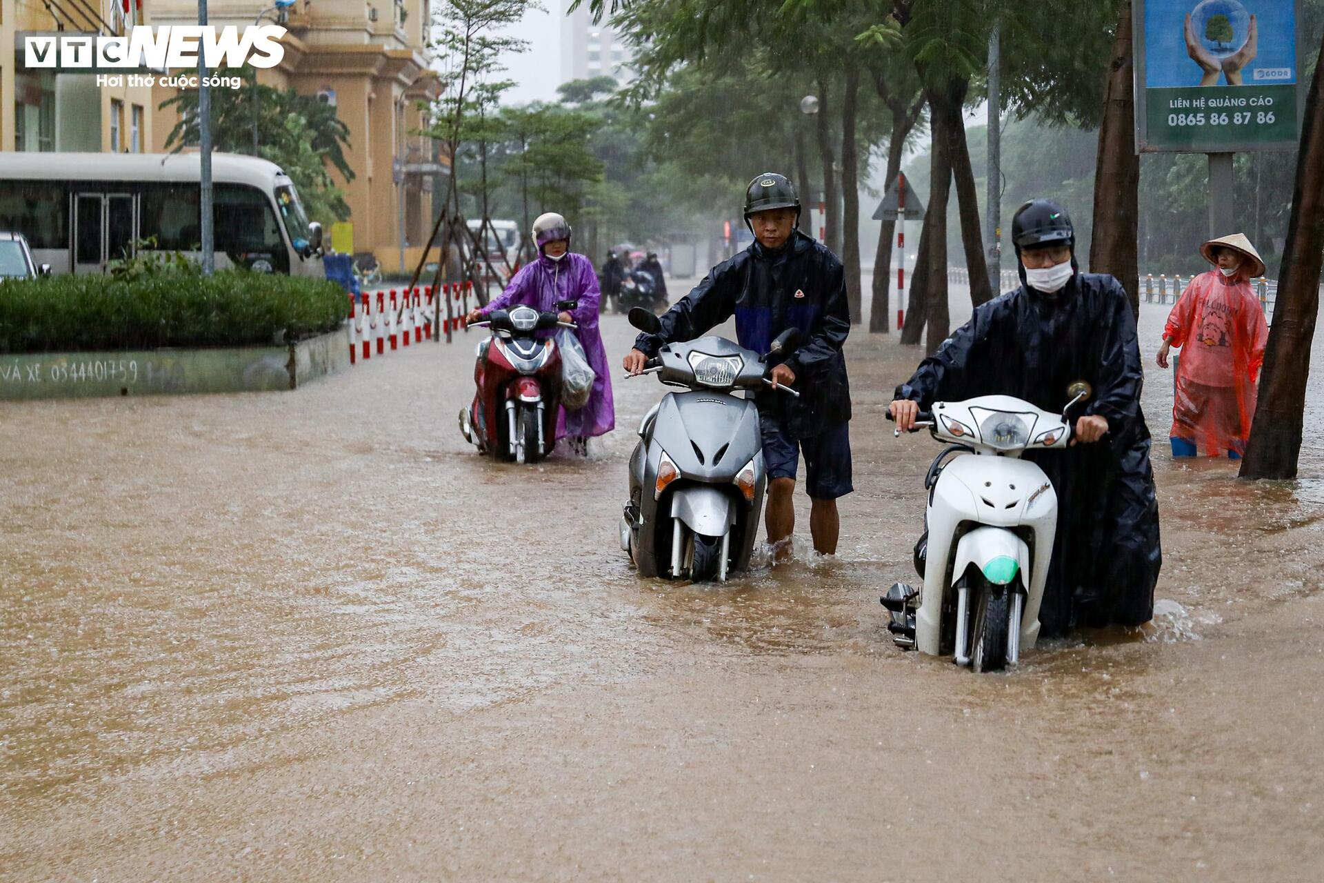 Nước ngập lút bánh xe, người Hà Nội dò dẫm tìm đường về nhà - Ảnh 23.