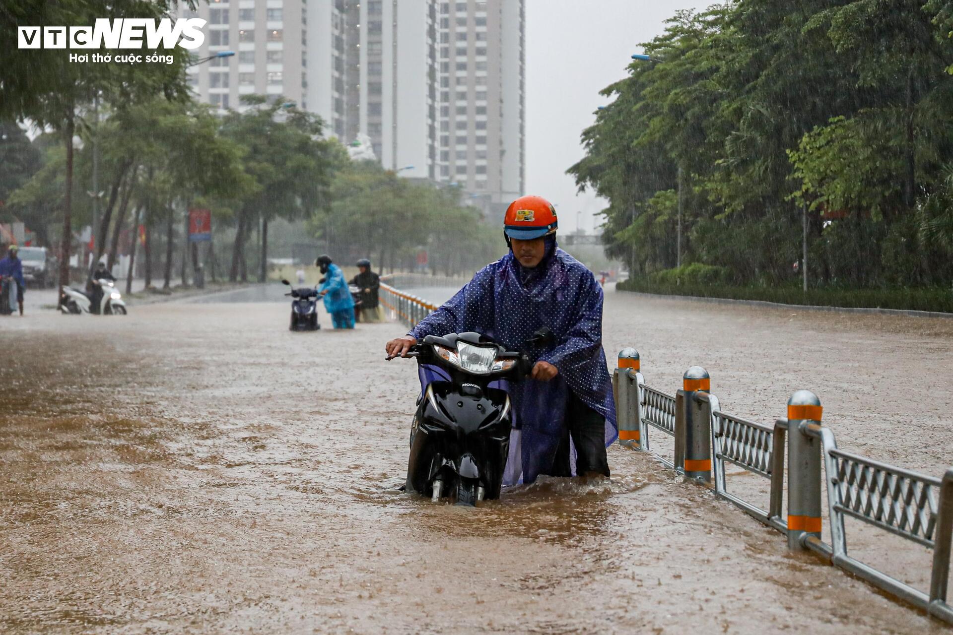 Nước ngập lút bánh xe, người Hà Nội dò dẫm tìm đường về nhà - Ảnh 24.