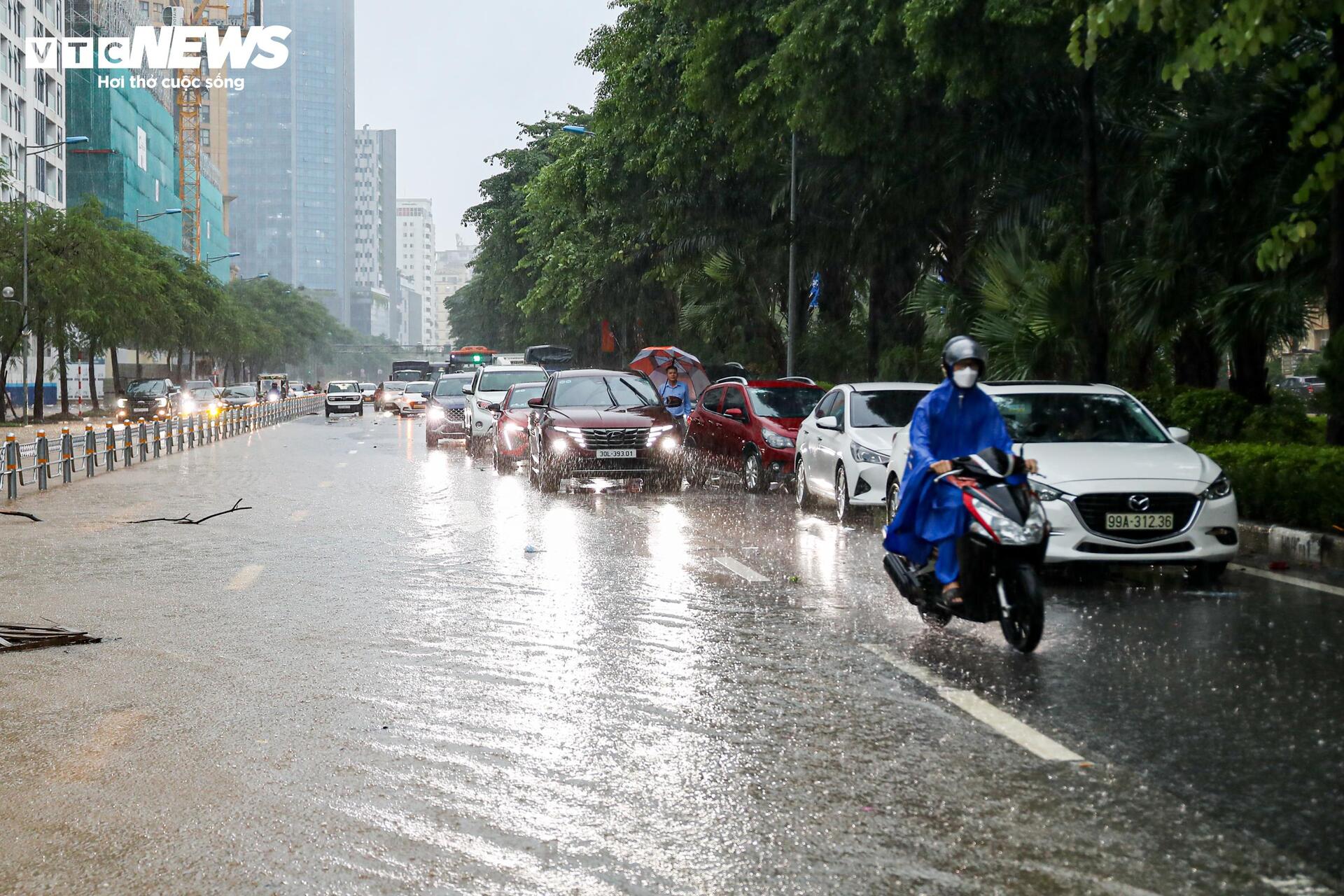 Nước ngập lút bánh xe, người Hà Nội dò dẫm tìm đường về nhà - Ảnh 22.