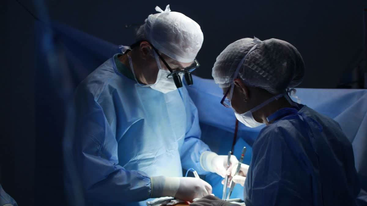 Người đàn ông 33 tuổi bụng phình to như quả bóng, bác sĩ gắp ra thứ &quot;đáng sợ&quot; bên trong - Ảnh 1.