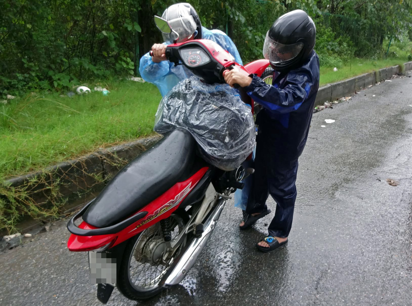 Hà Nội: Xe máy qua điểm ngập bằng xe ba gác giá 150-200 nghìn đồng/lượt - Ảnh 2.