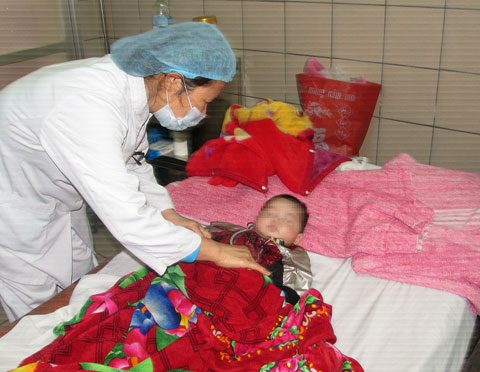 Mẹ nổi mụn nước ở tay và tự chữa theo mẹo dân gian nhưng lại khiến con nhỏ 6 tháng tuổi nhiễm độc chì nặng- Ảnh 1. Mẹ nổi mụn nước ở tay và tự chữa theo mẹo dân gian nhưng lại khiến con nhỏ 6 tháng tuổi nhiễm độc chì nặng- Ảnh 1.