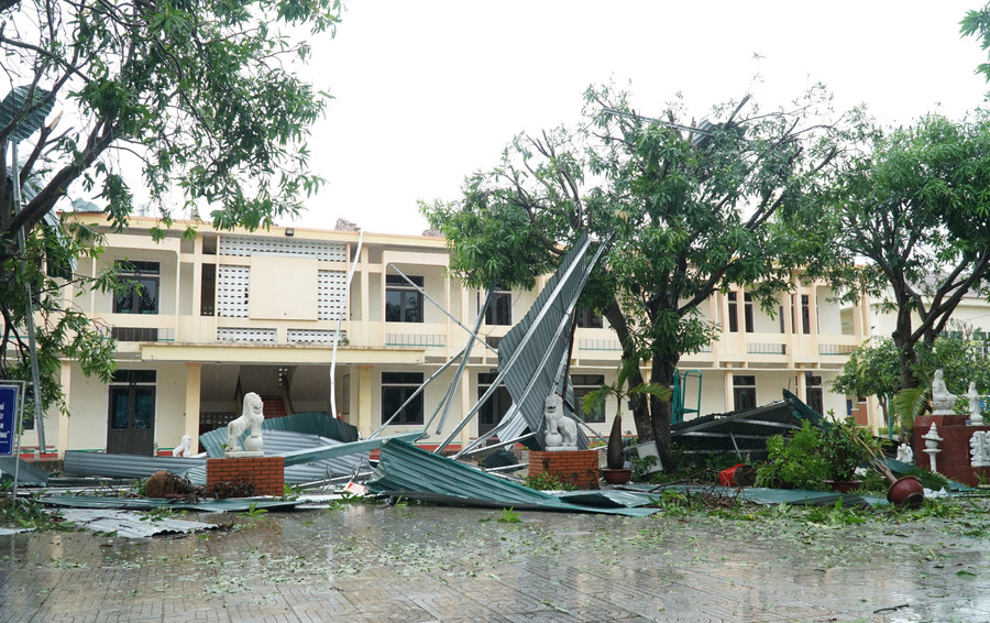 Sau bão bảo đảm an toàn mới cho học sinh đến trường - Ảnh 1.