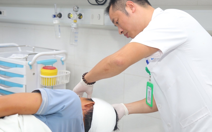 Ngập lụt sâu, nhiều bệnh viện khuyến cáo bệnh nhân hoãn khám để đảm bảo an toàn