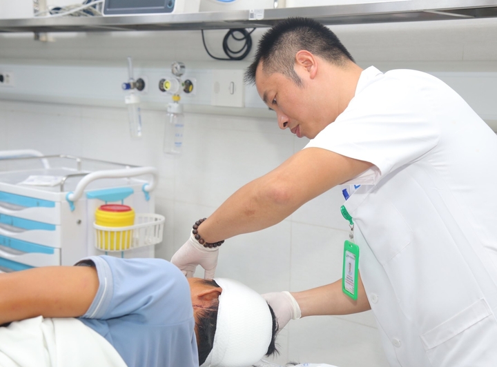 Ngập lụt sâu, nhiều bệnh viện khuyến cáo bệnh nhân hoãn khám để đảm bảo an toàn - Ảnh 1. Ngập lụt sâu, nhiều bệnh viện khuyến cáo bệnh nhân hoãn khám để đảm bảo an toàn - Ảnh 1.