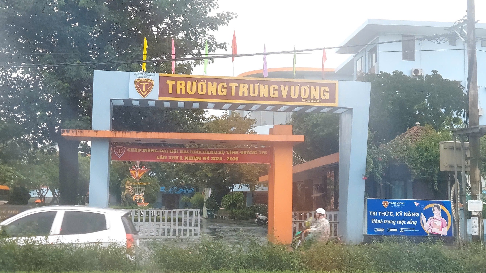 Đón học sinh đến lớp sau bão số 10, trường học bất ngờ cho về vì &quot;rắc rối&quot;- Ảnh 1.