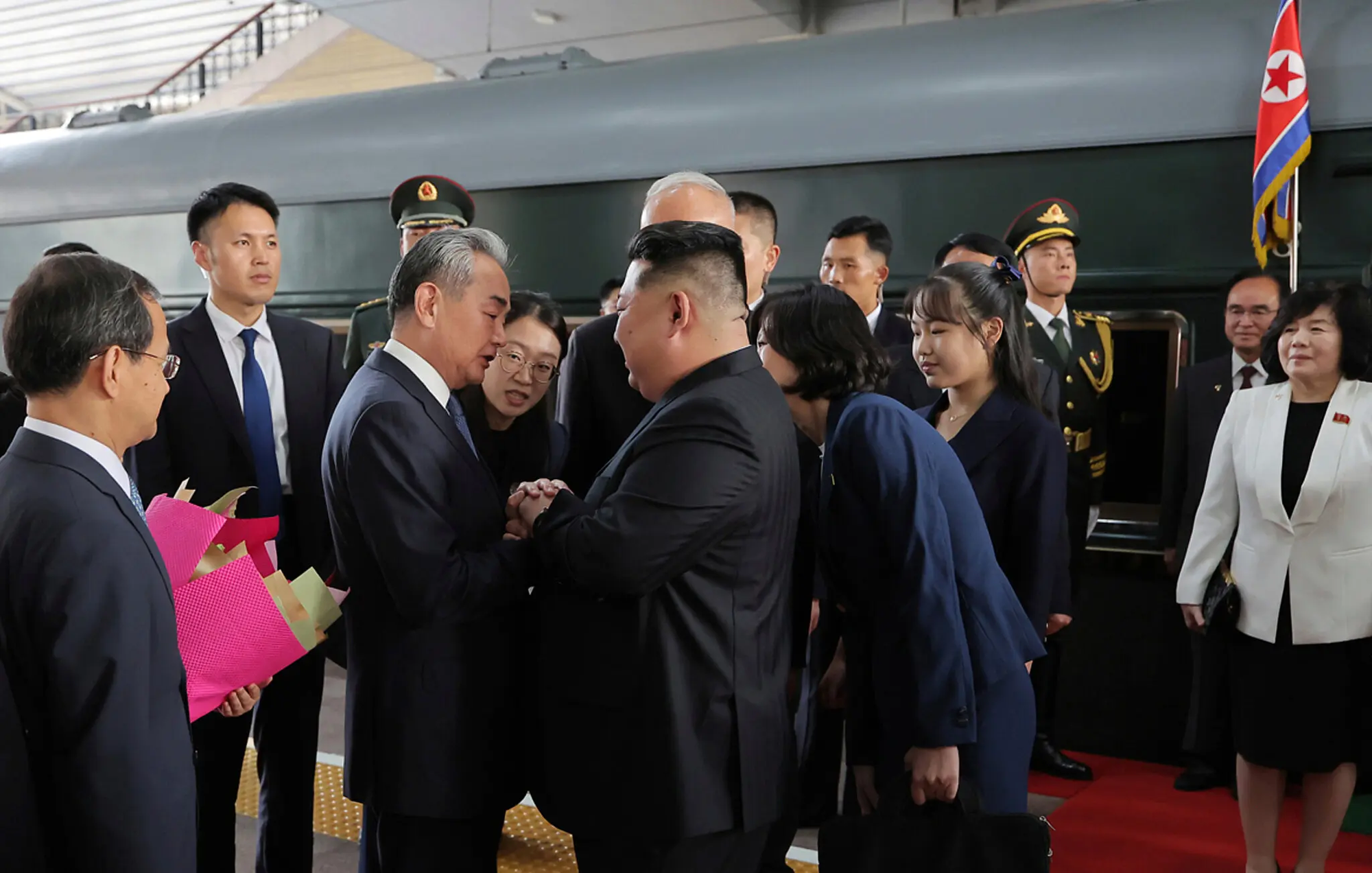 Vì sao ông Kim Jong Un lựa chọn đi tàu hỏa chứ không phải chuyên cơ cho các chuyến công du? - Ảnh 1. Vì sao ông Kim Jong Un lựa chọn đi tàu hỏa chứ không phải chuyên cơ cho các chuyến công du? - Ảnh 1.