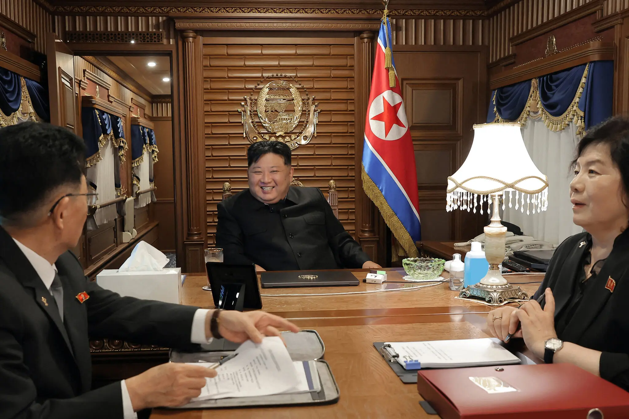 Vì sao ông Kim Jong Un lựa chọn đi tàu hỏa chứ không phải chuyên cơ cho các chuyến công du? - Ảnh 3. Vì sao ông Kim Jong Un lựa chọn đi tàu hỏa chứ không phải chuyên cơ cho các chuyến công du? - Ảnh 3.