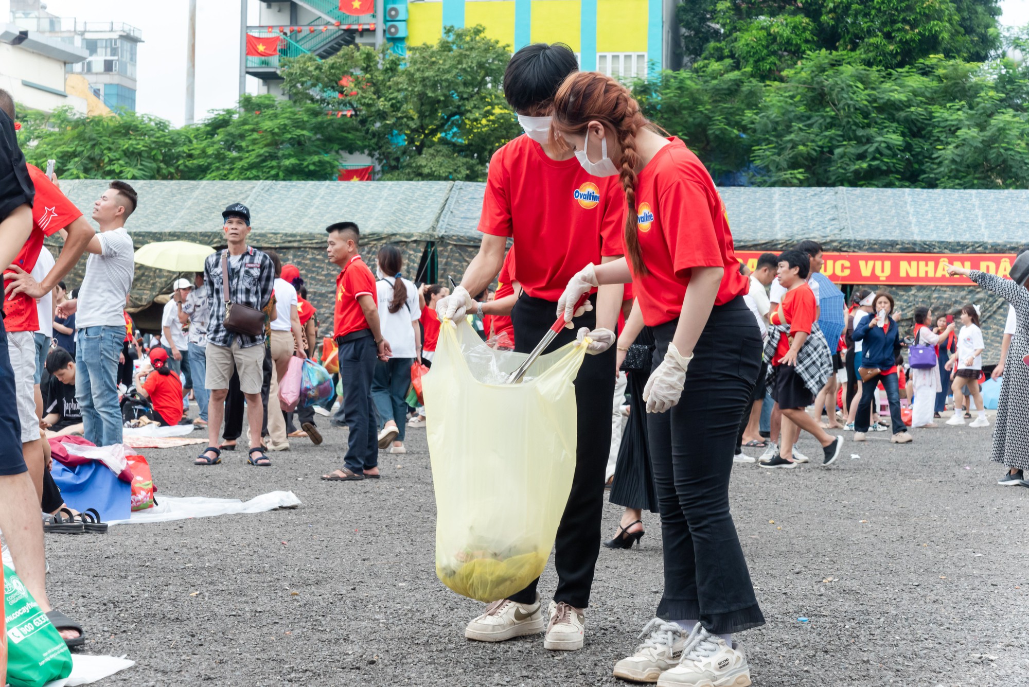 Không chỉ tiếp sức, Ovaltine còn lặng lẽ giữ phố phường Hà Nội sạch đẹp sau lễ diễu binh - Ảnh 1. Không chỉ tiếp sức, Ovaltine còn lặng lẽ giữ phố phường Hà Nội sạch đẹp sau lễ diễu binh - Ảnh 1.