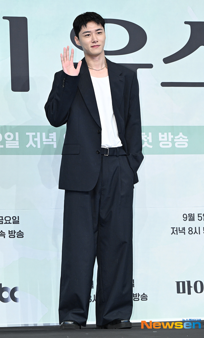 Song Joong Ki tái xuất gây ngỡ ngàng, làm Song Joong Ki tái xuất gây ngỡ ngàng, làm
