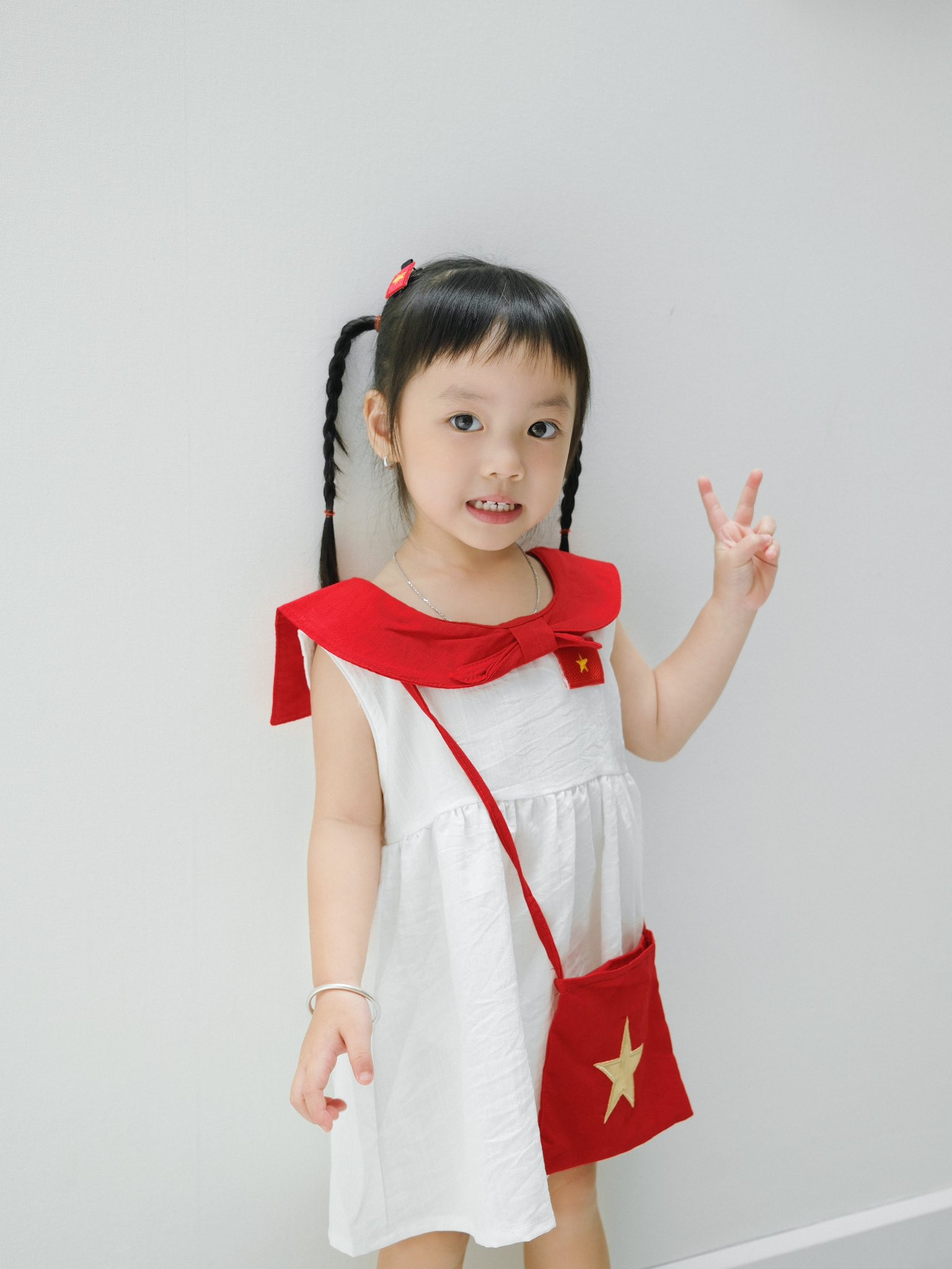 4 cháu ngoại của đại gia Minh Nhựa chơi đùa với nhau vui cỡ này: Đúng là nhà đông con cháu lại còn giàu của cải!- Ảnh 4. 4 cháu ngoại của đại gia Minh Nhựa chơi đùa với nhau vui cỡ này: Đúng là nhà đông con cháu lại còn giàu của cải!- Ảnh 4.