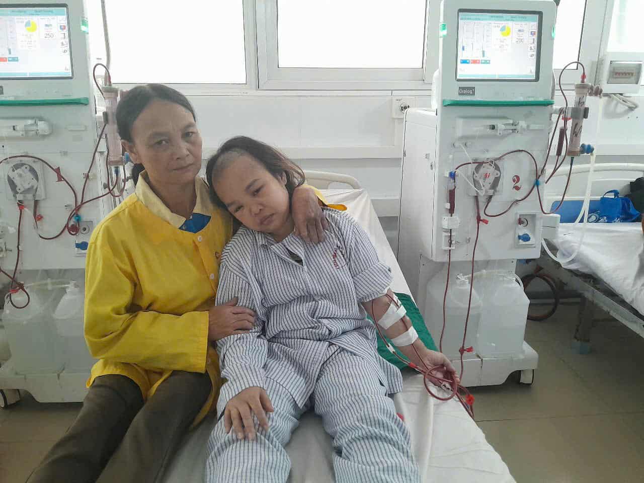 Người phụ nữ 37 tuổi chỉ cao 1 mét, mắc bệnh suy thận cầu cứu khi cha đột tử, mẹ ốm đau- Ảnh 4. Người phụ nữ 37 tuổi chỉ cao 1 mét, mắc bệnh suy thận cầu cứu khi cha đột tử, mẹ ốm đau- Ảnh 4.