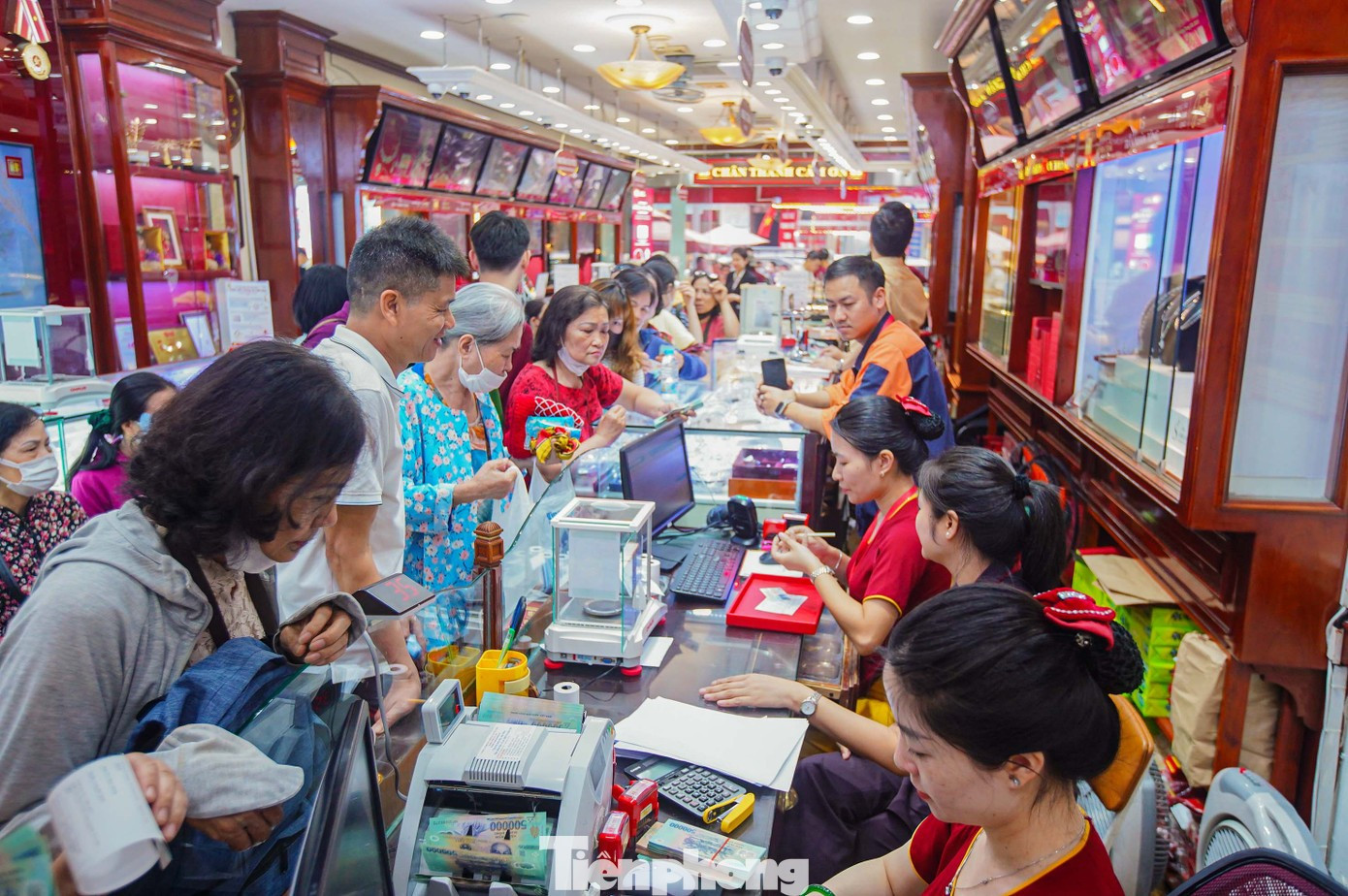 Có tiền không mua nổi vàng, tóm lại chuyện gì đang xảy ra? - Ảnh 1. Có tiền không mua nổi vàng, tóm lại chuyện gì đang xảy ra? - Ảnh 1.