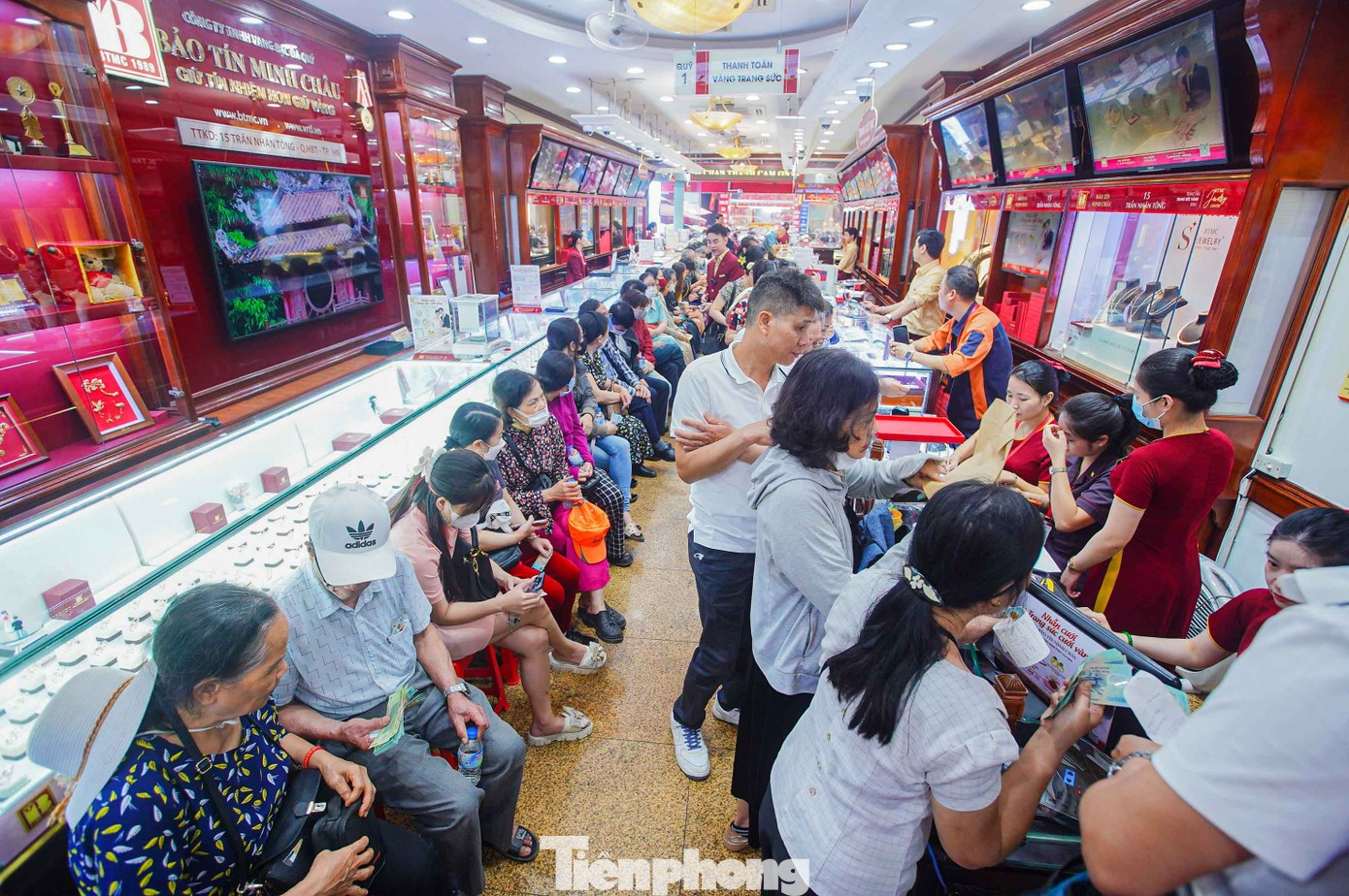 Có tiền không mua nổi vàng, tóm lại chuyện gì đang xảy ra? - Ảnh 2. Có tiền không mua nổi vàng, tóm lại chuyện gì đang xảy ra? - Ảnh 2.