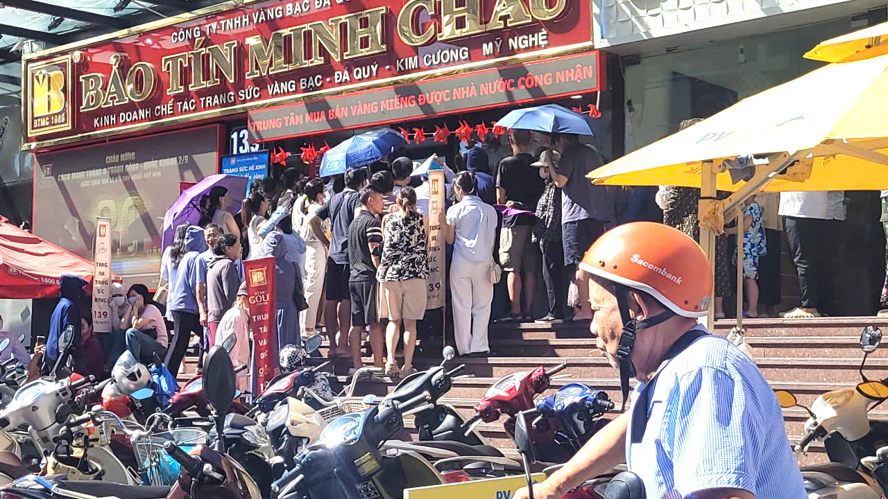 Nghẹt thở trước tiệm vàng , hàng trăm người xếp hàng chờ mua vàng ở Hà Nội - Ảnh 2. Nghẹt thở trước tiệm vàng , hàng trăm người xếp hàng chờ mua vàng ở Hà Nội - Ảnh 2.