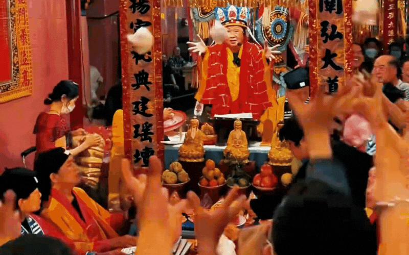 mam-cung-chay-ram-thang-7-am-lich-vuong-hau-mary-9-1756923003358737728361-1756954015222-17569540191272106442771.gif