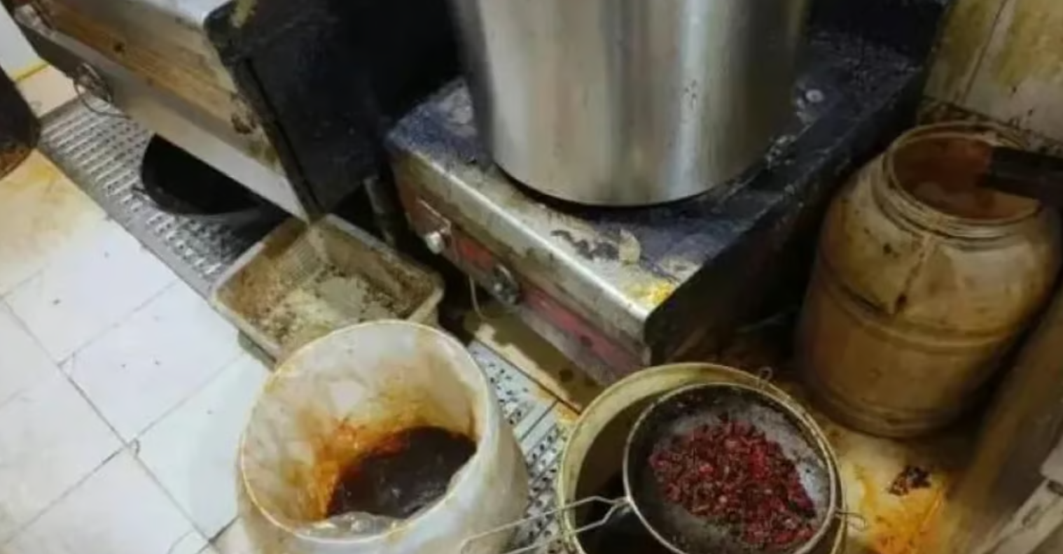 Phát hiện nhân viên quán lẩu múc dầu ăn từ thùng rác, chủ quán khẳng định để bán chứ không dùng nấu ăn - Ảnh 2. Phát hiện nhân viên quán lẩu múc dầu ăn từ thùng rác, chủ quán khẳng định để bán chứ không dùng nấu ăn - Ảnh 2.