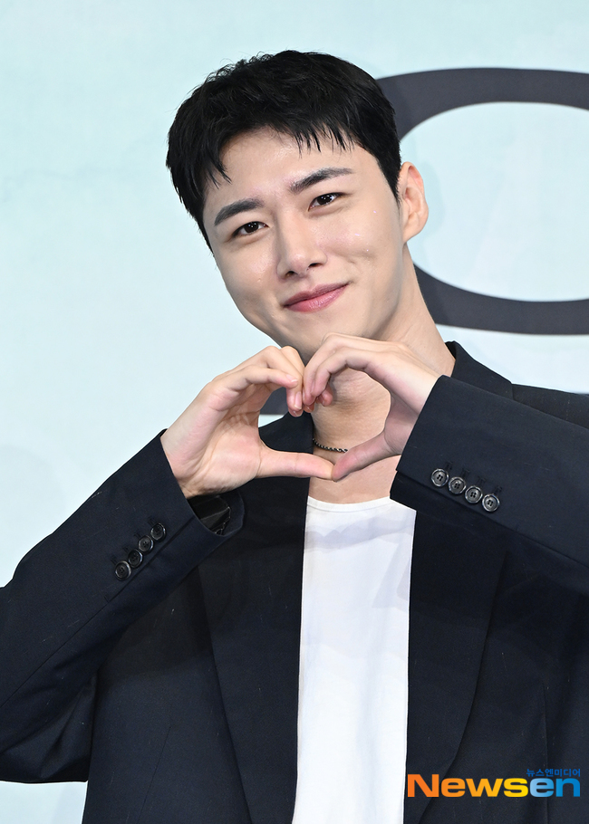 Song Joong Ki tái xuất gây ngỡ ngàng, làm Song Joong Ki tái xuất gây ngỡ ngàng, làm
