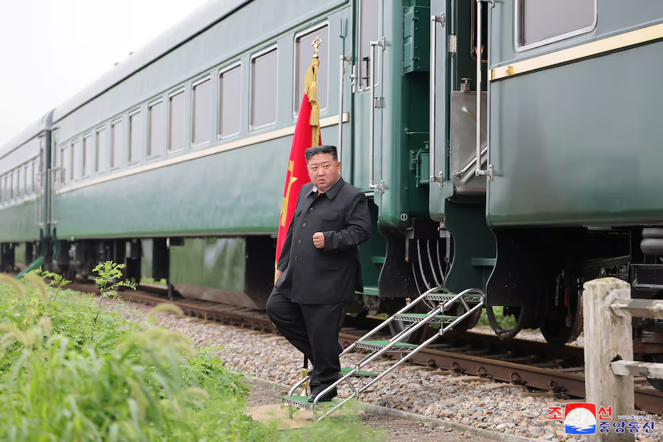 Vì sao ông Kim Jong Un lựa chọn đi tàu hỏa chứ không phải chuyên cơ cho các chuyến công du? - Ảnh 2. Vì sao ông Kim Jong Un lựa chọn đi tàu hỏa chứ không phải chuyên cơ cho các chuyến công du? - Ảnh 2.