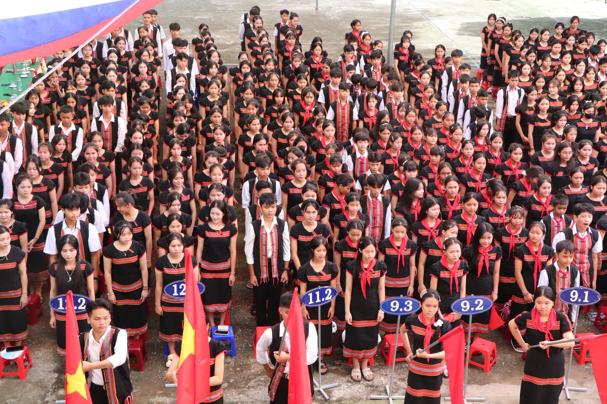 Xúc động hình ảnh bộ đội biên phòng cõng học sinh qua suối đến trường khai giảng năm học mới - Ảnh 13. Quảng Trị: Xúc động hình ảnh Biên phòng cõng học sinh qua suối đến trường khai giảng năm học mới - Ảnh 11.