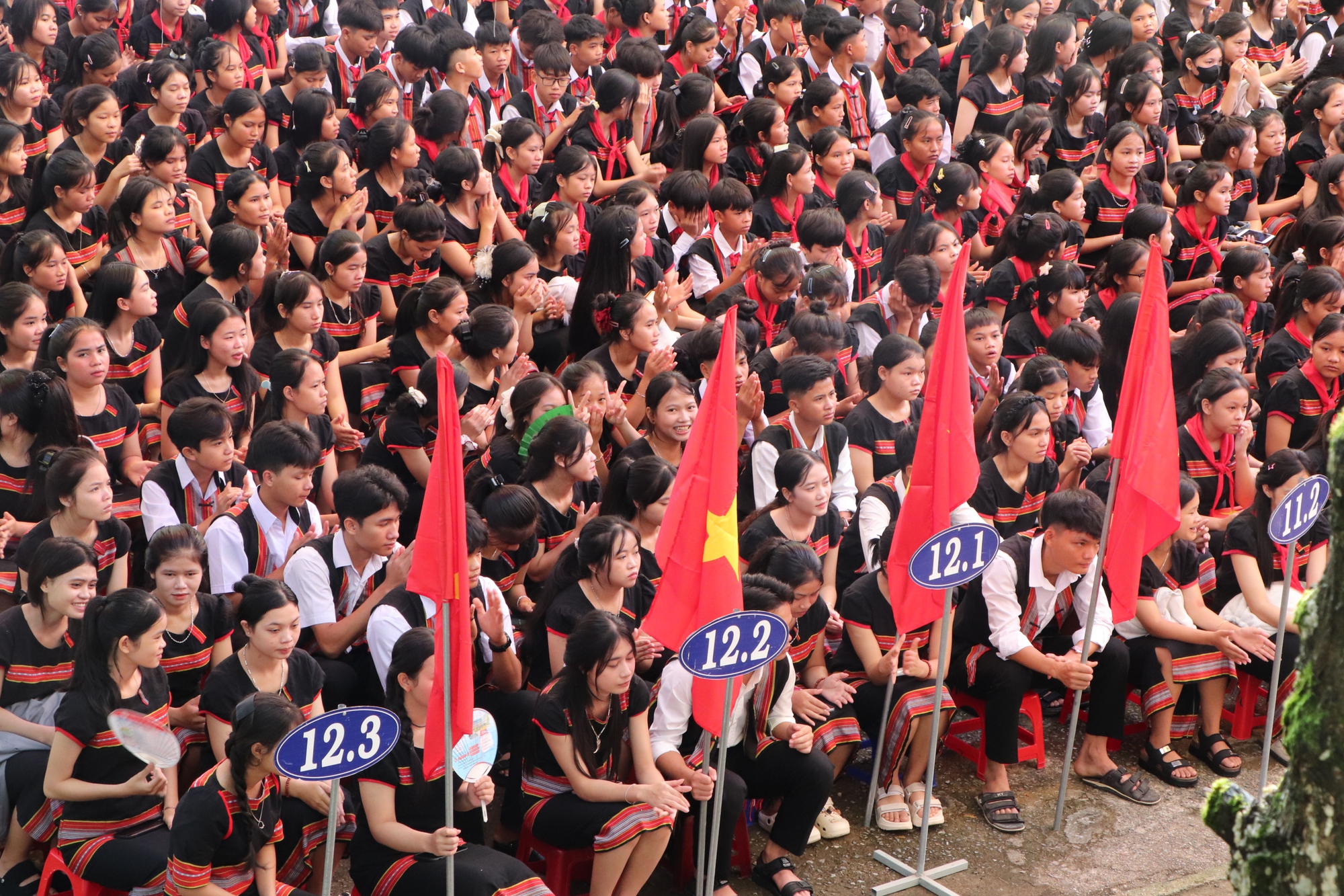 Xúc động hình ảnh bộ đội biên phòng cõng học sinh qua suối đến trường khai giảng năm học mới - Ảnh 11. Quảng Trị: Xúc động hình ảnh Biên phòng cõng học sinh qua suối đến trường khai giảng năm học mới - Ảnh 9.