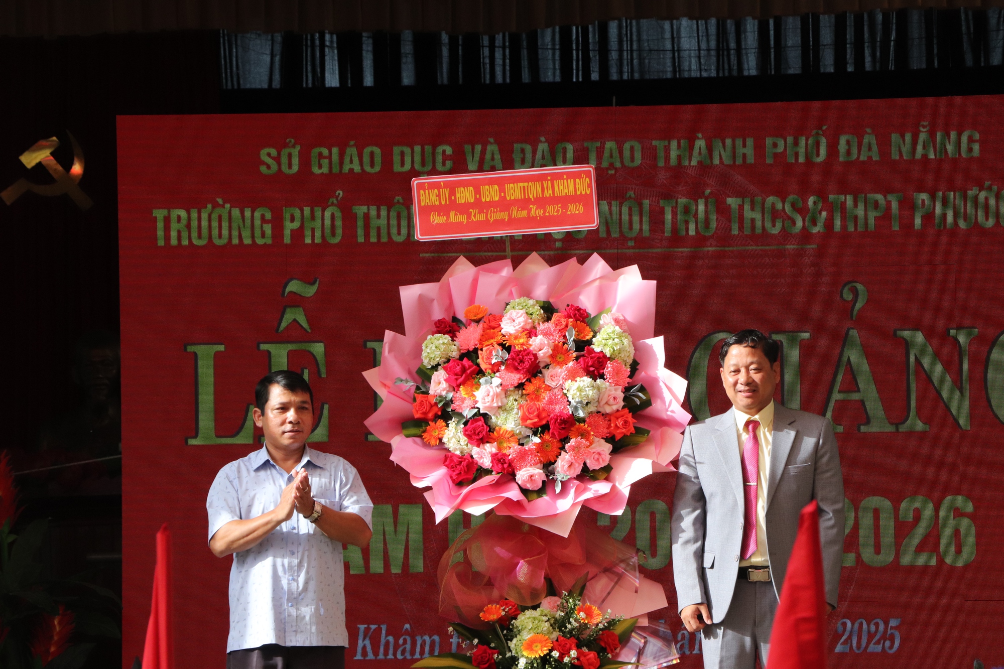 Xúc động hình ảnh bộ đội biên phòng cõng học sinh qua suối đến trường khai giảng năm học mới - Ảnh 16. Quảng Trị: Xúc động hình ảnh Biên phòng cõng học sinh qua suối đến trường khai giảng năm học mới - Ảnh 14.