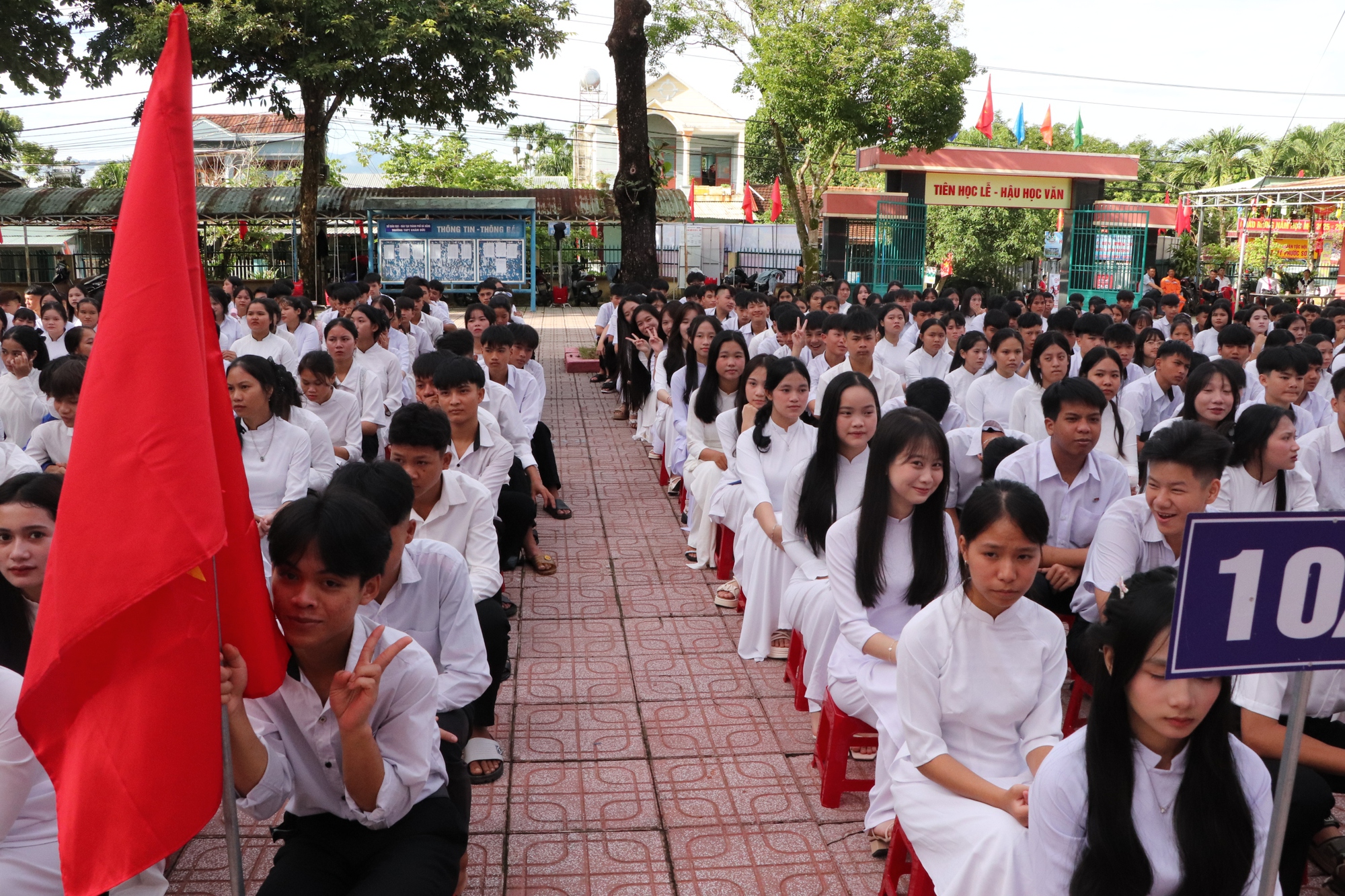 Xúc động hình ảnh bộ đội biên phòng cõng học sinh qua suối đến trường khai giảng năm học mới - Ảnh 8. Quảng Trị: Xúc động hình ảnh Biên phòng cõng học sinh qua suối đến trường khai giảng năm học mới - Ảnh 6.