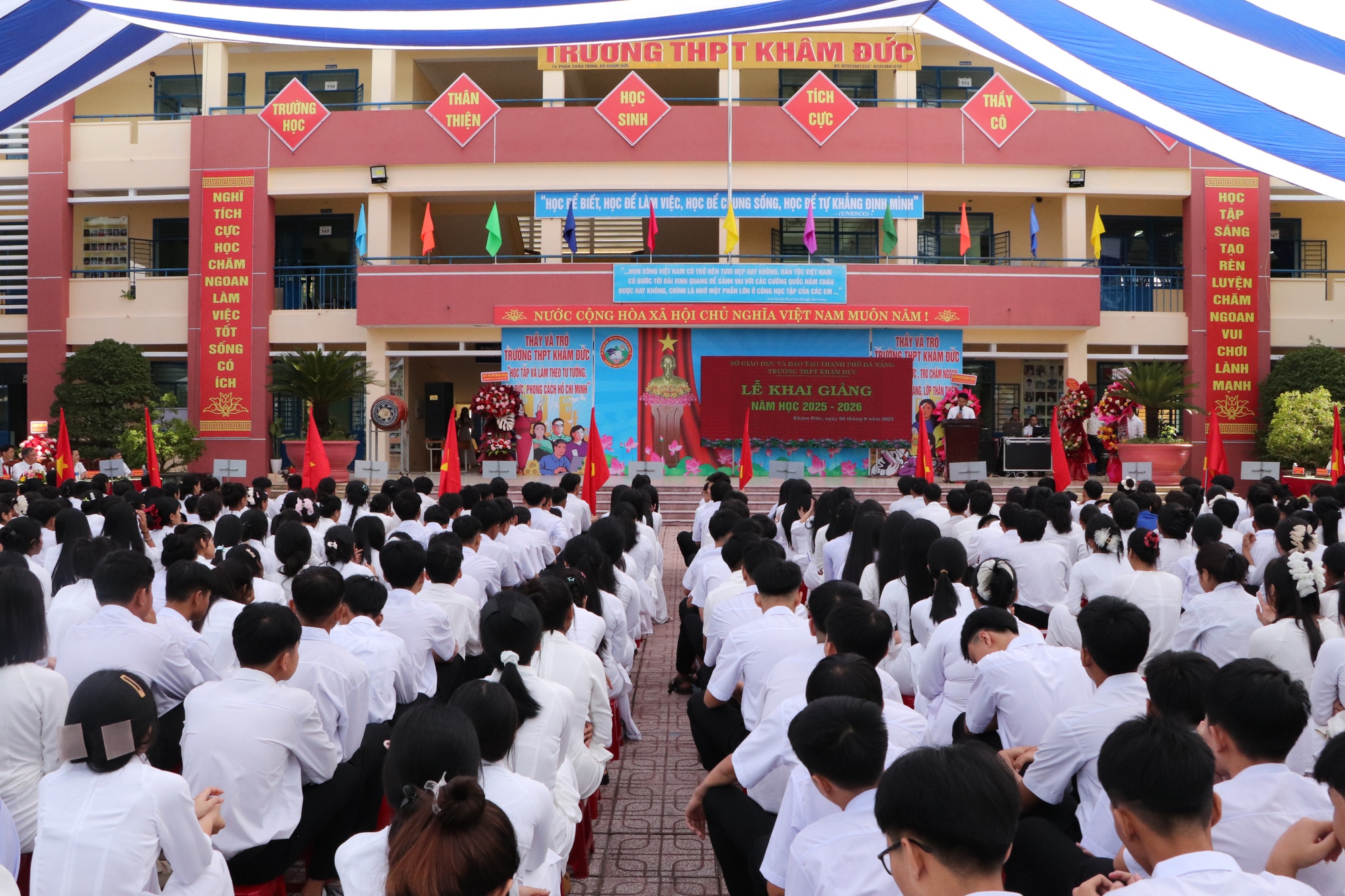 Xúc động hình ảnh bộ đội biên phòng cõng học sinh qua suối đến trường khai giảng năm học mới - Ảnh 14. Quảng Trị: Xúc động hình ảnh Biên phòng cõng học sinh qua suối đến trường khai giảng năm học mới - Ảnh 12.