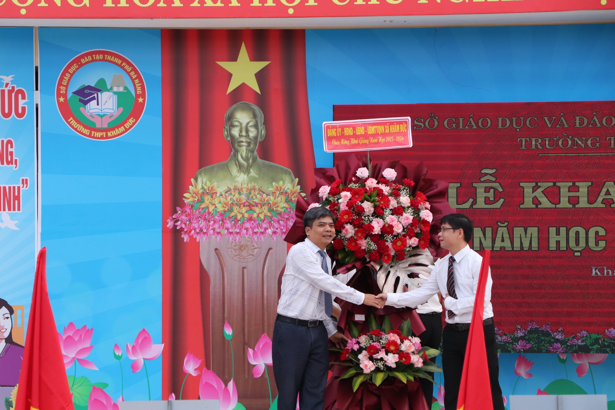 Xúc động hình ảnh bộ đội biên phòng cõng học sinh qua suối đến trường khai giảng năm học mới - Ảnh 12. Quảng Trị: Xúc động hình ảnh Biên phòng cõng học sinh qua suối đến trường khai giảng năm học mới - Ảnh 10.
