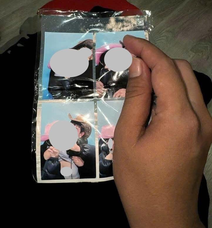Nghĩ gì mà dắt nhau vào photobooth để làm cái trò này?- Ảnh 1. Nghĩ gì mà dắt nhau vào photobooth để làm cái trò này?- Ảnh 1.