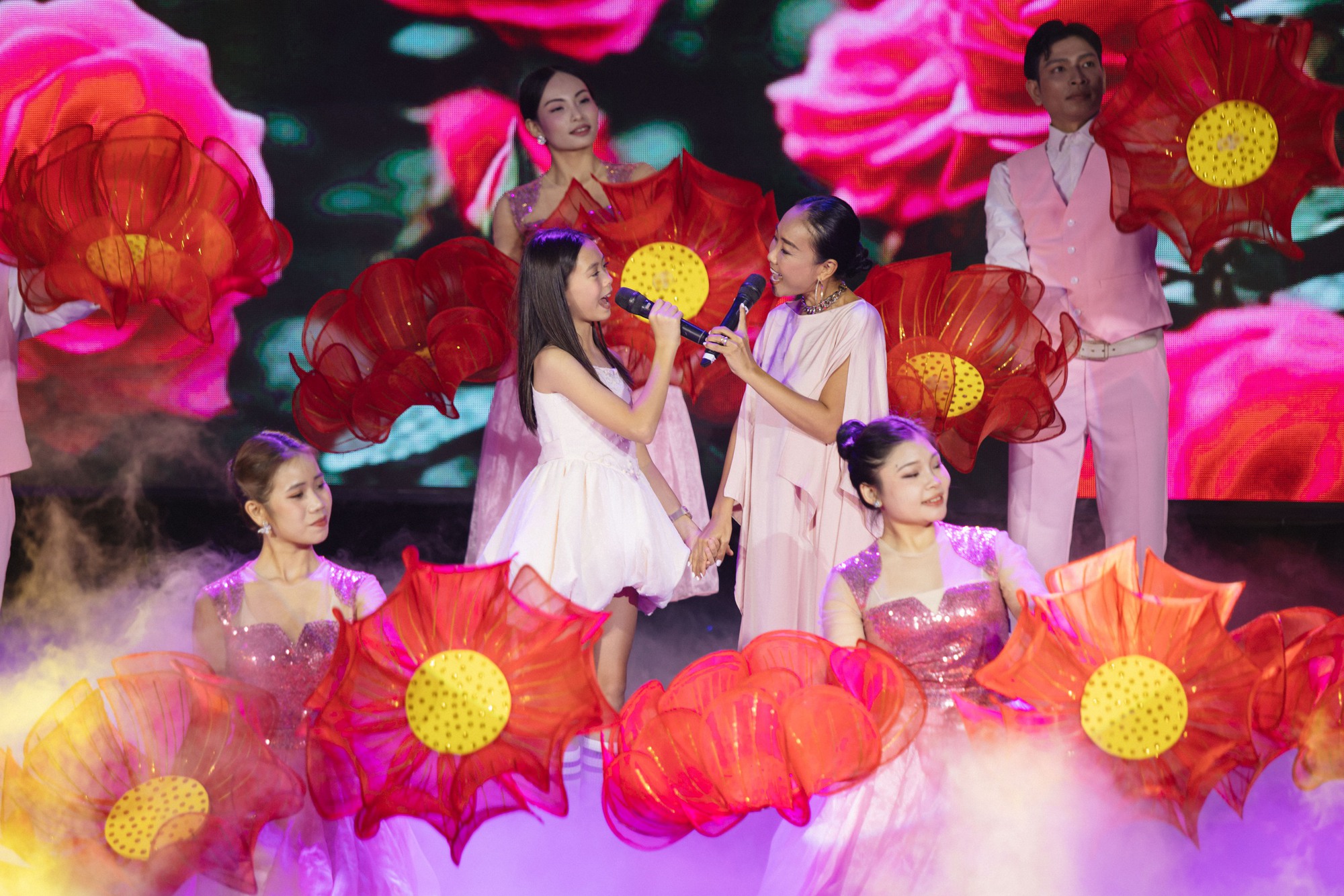 Dàn nhóc tỳ nhà Hoa hậu Hà Kiều Anh - Đoan Trang - Linh Nga bất ngờ gây sốt- Ảnh 2. Dàn nhóc tỳ nhà Hoa hậu Hà Kiều Anh - Đoan Trang - Linh Nga bất ngờ gây sốt- Ảnh 2.