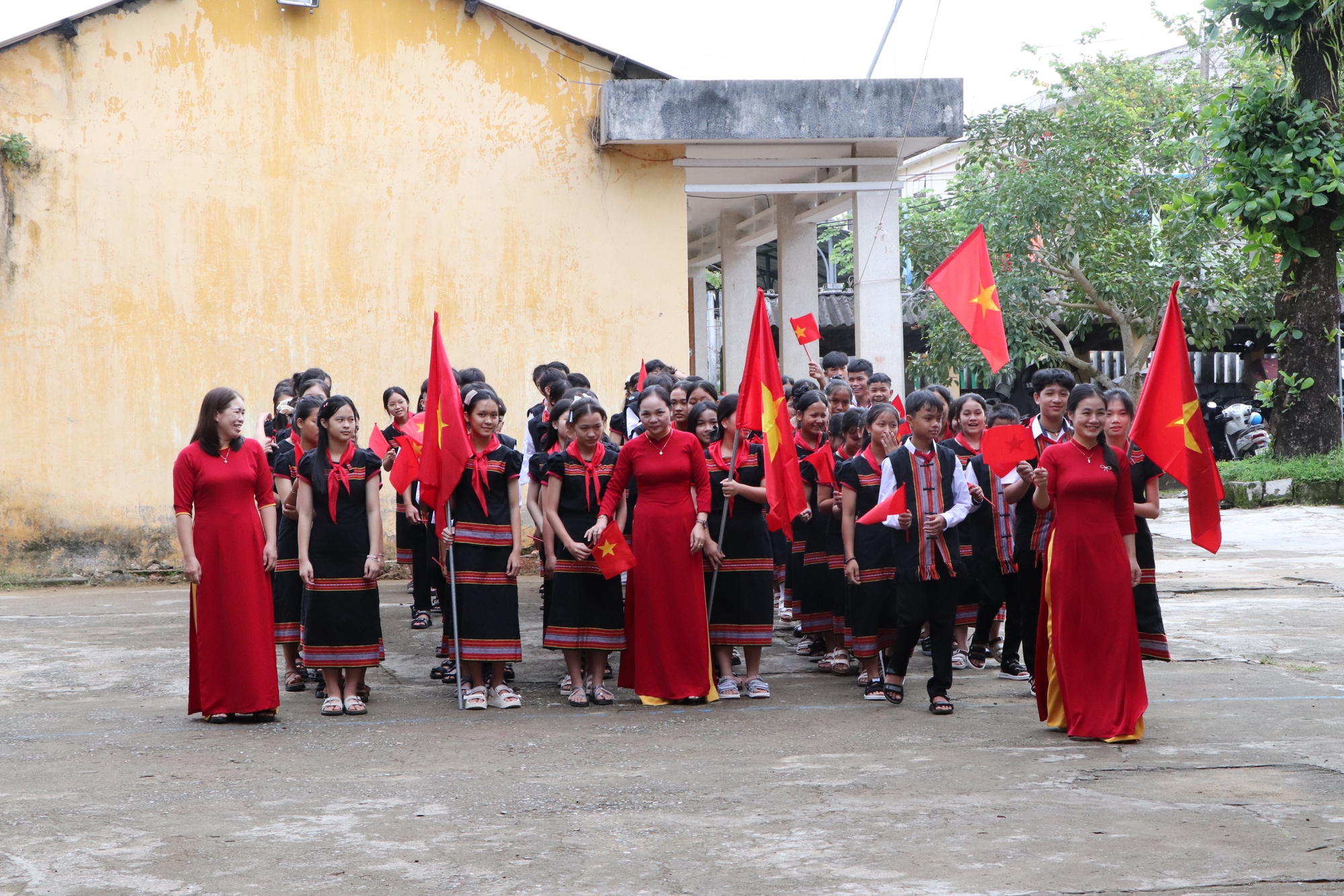 Xúc động hình ảnh bộ đội biên phòng cõng học sinh qua suối đến trường khai giảng năm học mới - Ảnh 20. Quảng Trị: Xúc động hình ảnh Biên phòng cõng học sinh qua suối đến trường khai giảng năm học mới - Ảnh 18.